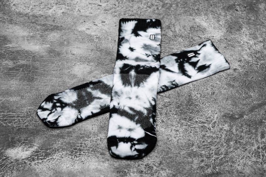 NOBULL N68P2P2931Crew Sock (Tie-Dye) White & Black