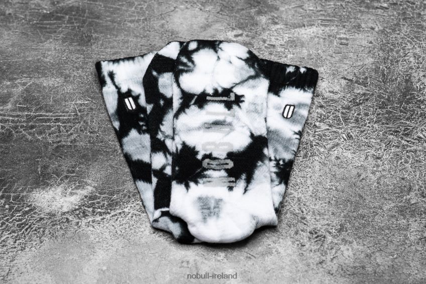 NOBULL N68P2P2931Crew Sock (Tie-Dye) White & Black