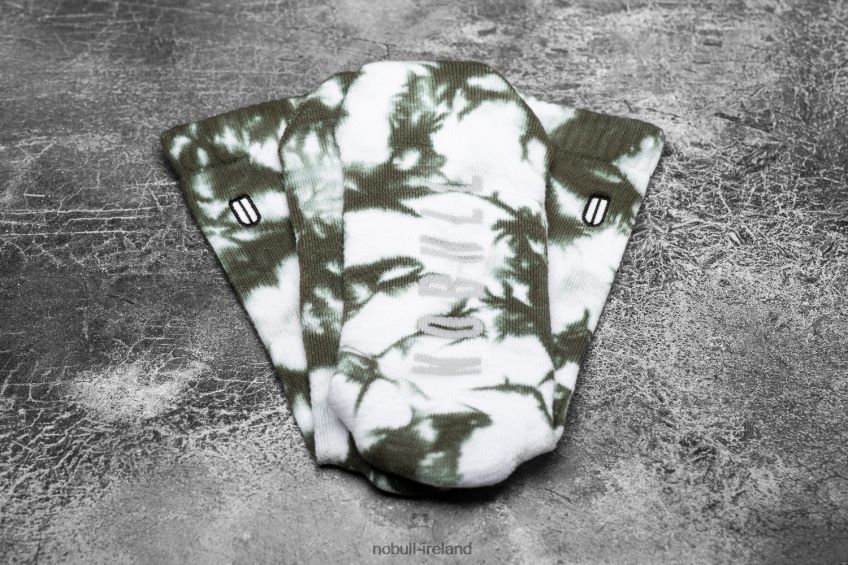 NOBULL N68P2P2932Crew Sock (Tie-Dye) White & Army Green