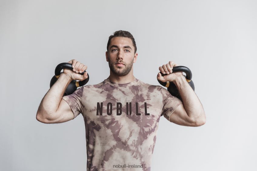 NOBULL N68P2P789Men's Tee (Tie-Dye) Tan & Cafe