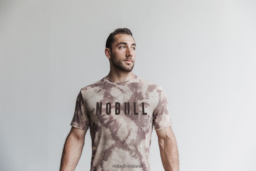 NOBULL N68P2P789Men's Tee (Tie-Dye) Tan & Cafe